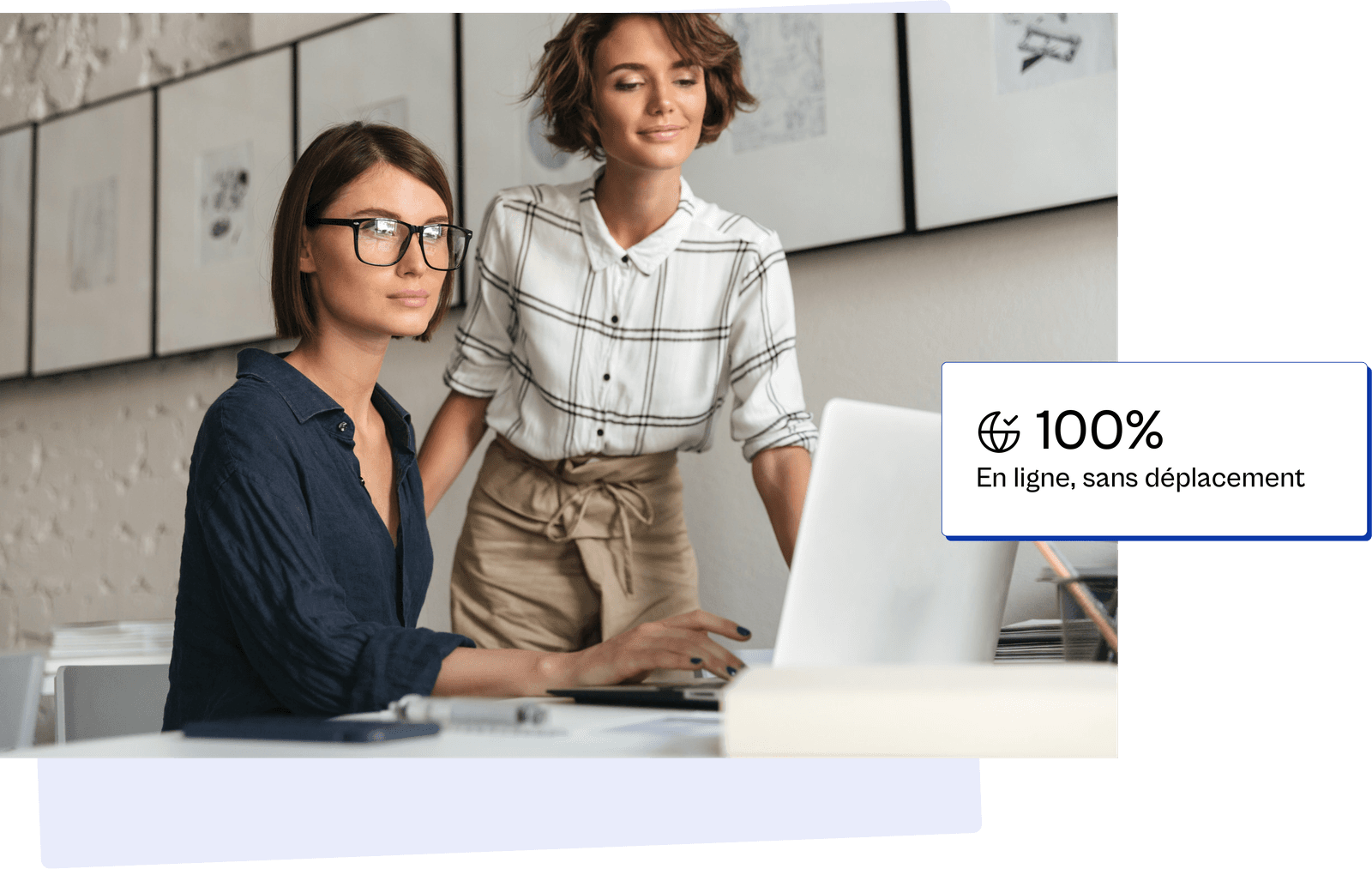 Deux entrepreneures créant leur société en ligne depuis leur ordinateur